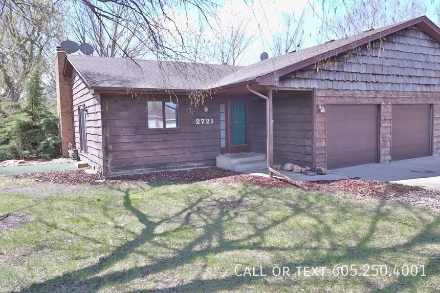 Primary Photo - Spacious 2 Bed 1.5 Bath Apartment on the E...