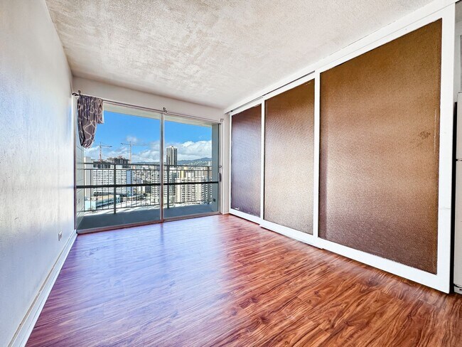 Building Photo - Kapiolani Manor 1/1 WITH PARKING!