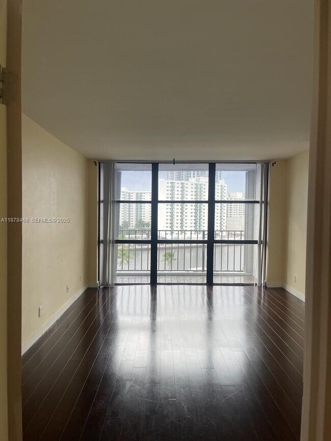 Foto del edificio - 1000 Parkview Dr