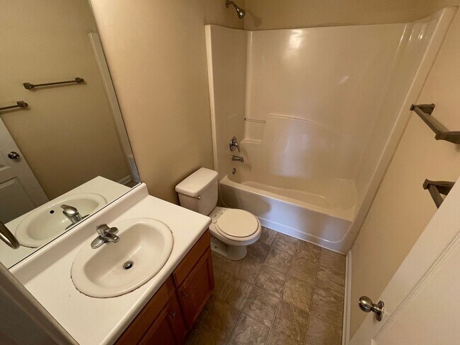 Building Photo - 237 Fern Ridge Ct