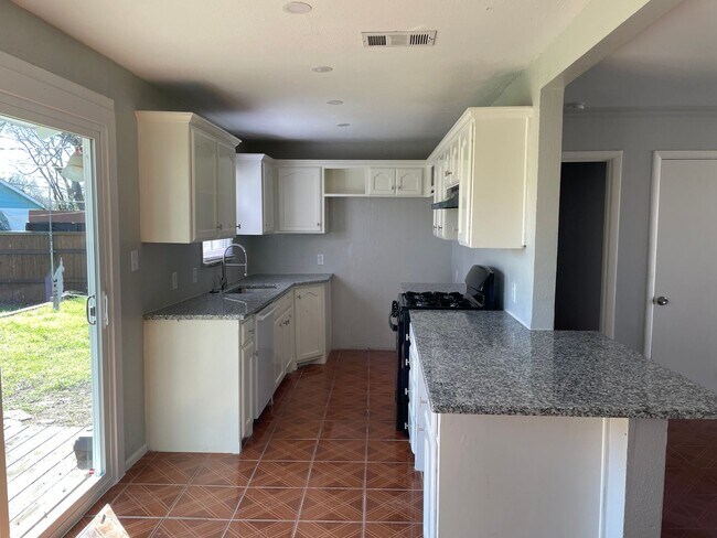 Foto del edificio - Cozy Home with good yard