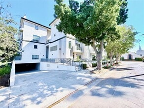 Building Photo - 111 S Oak Knoll Ave