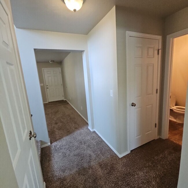 Building Photo - Spacious Home In Middleton!