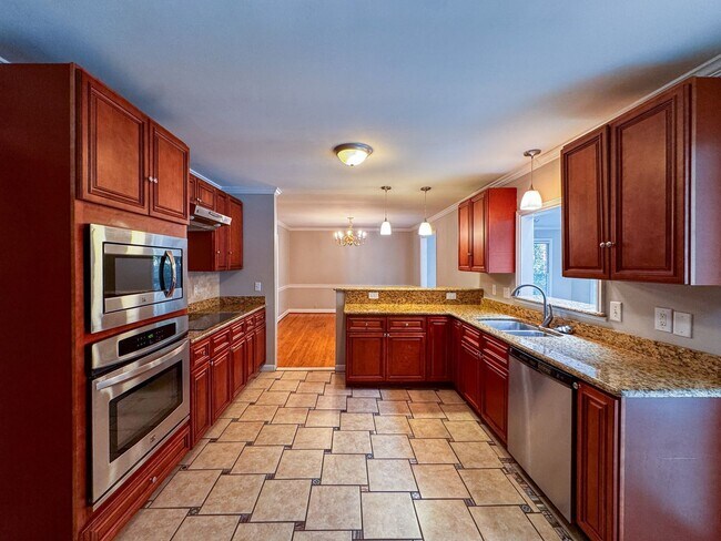 Building Photo - Beautiful Tri Level Home in Vanstory Hills