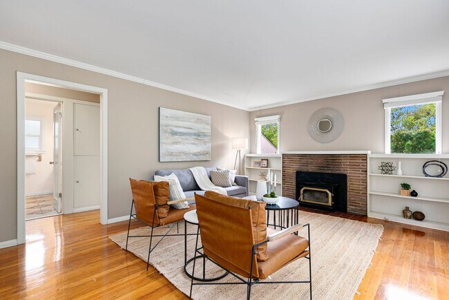 Building Photo - Charming 3 beds 1.5 bath farmhouse in Redm...