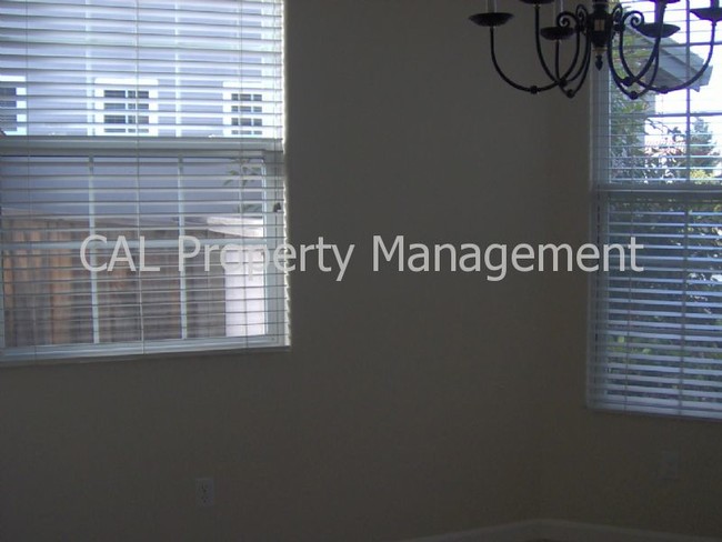 Building Photo - 3 Bedroom 2 bath home  Apply Now!