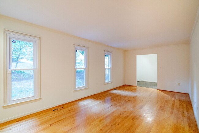 Foto del edificio - Fabulous 4 Bed 2.5 Bath Colonial With Pati...