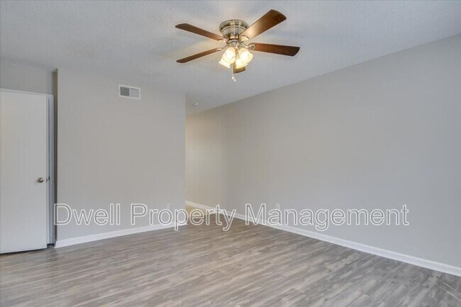 Foto del edificio - 120 Chalet N Blvd