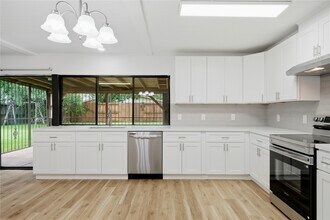 Building Photo - 2126 Quail Valley E Dr