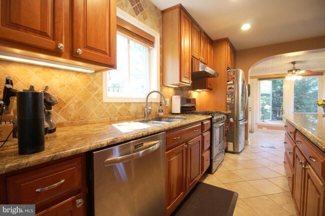Building Photo - 1102 Trinity Dr