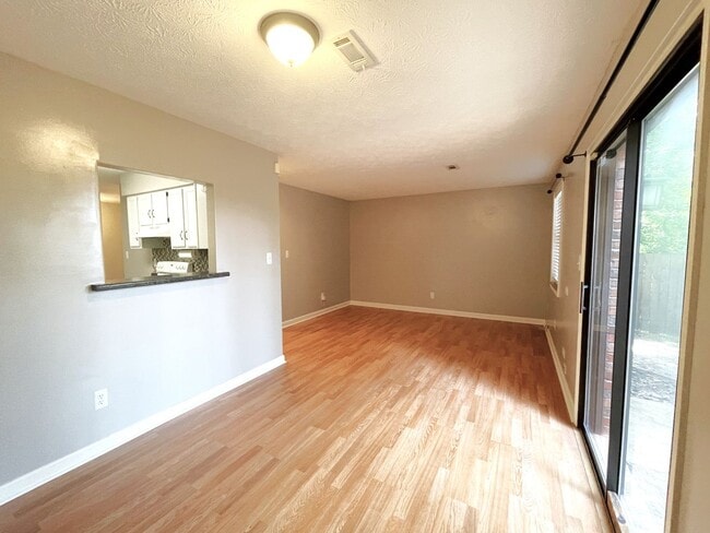 Foto del edificio - Large 2 bedroom townhome in East Knoxville!