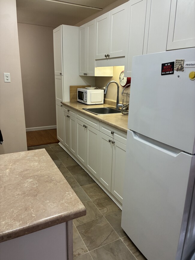 Building Photo - 37 Moira St E