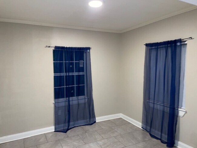 Foto del edificio - 3 bedrooms 1 bath