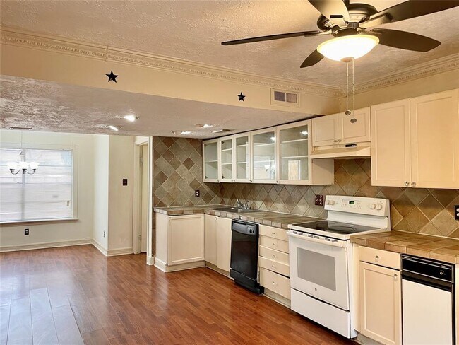 Building Photo - 7006 Foxhurst Ln