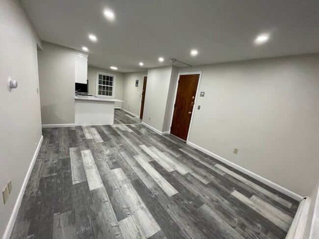 Building Photo - 170 Agawam st
