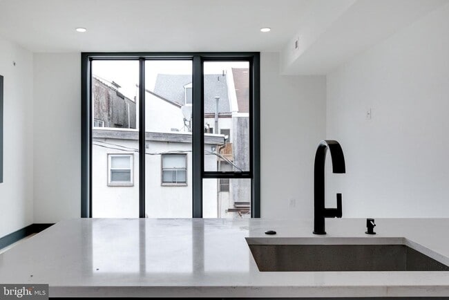 Foto del edificio - 555 N Lawrence St