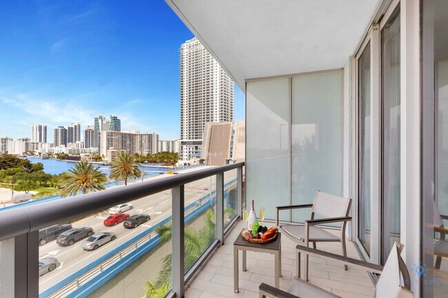 Foto del edificio - 2602 E Hallandale Beach Blvd