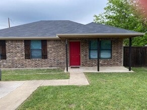 Building Photo - 203 W Willow St