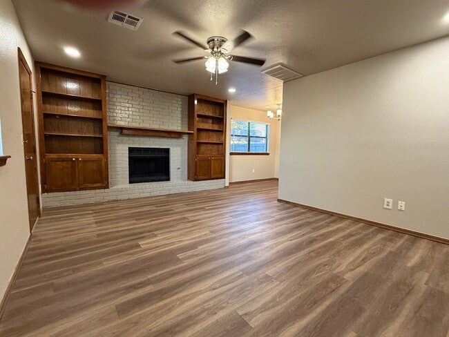 Building Photo - Complete new remodel 3-2-2 home off Broadway in the heart of Moore!