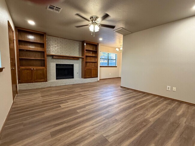 Foto del edificio - Complete new remodel 3-2-2 home off Broadway in the heart of Moore!