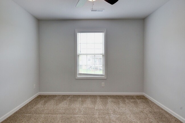 Foto del edificio - mega Huge wow. 4 bed 3 bath.