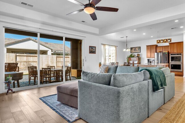 Building Photo - Gated community 3 Bedroom 2.5 Bath single ...