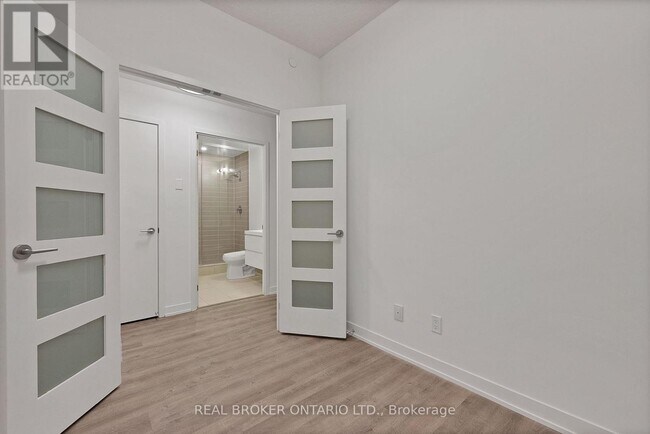 Building Photo - 38 Simcoe Promenade