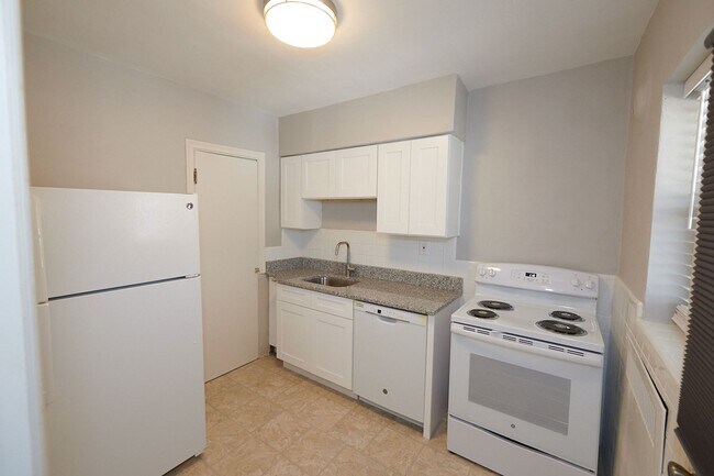 Foto del edificio - 5823 Lindenwood Ave