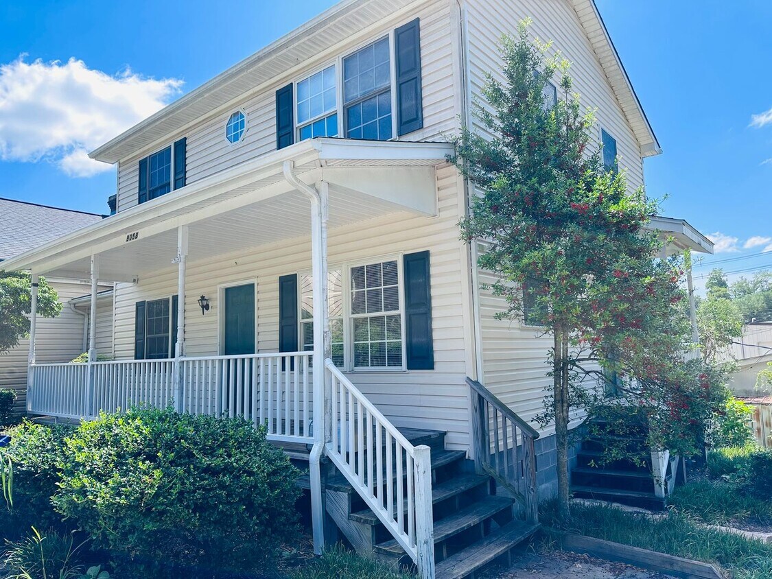 Foto principal - 3 Bedroom 2 Bath Duplex