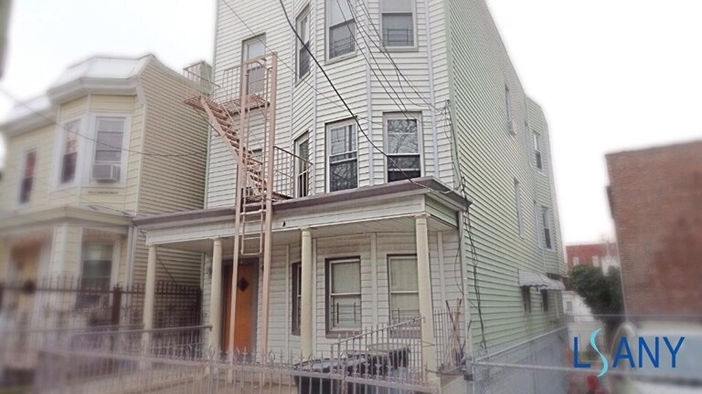 Building Photo - 1641 Melville St