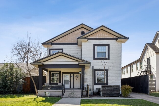 Foto del edificio - 605 S Oak Cliff Blvd