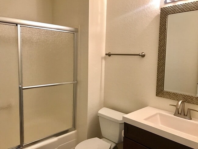 Building Photo - Upgraded 1bdrm/1ba in Lake Forest