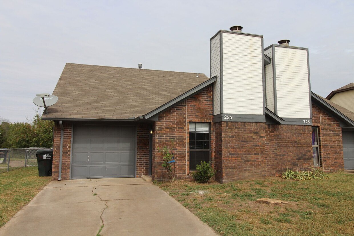 Foto principal - 223-225 Skylark Ct