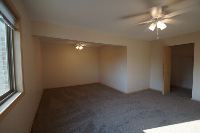 Foto del edificio - Newly Renovated Top-Floor One-Bedroom with East-Facing Balcony