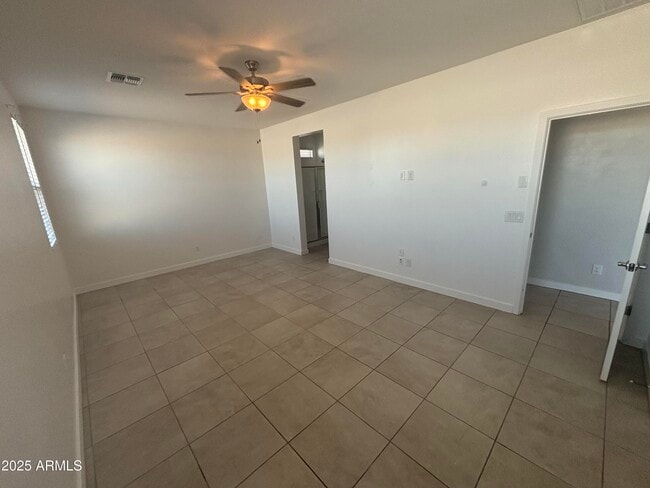 Foto del edificio - 23436 W Winslow Ave