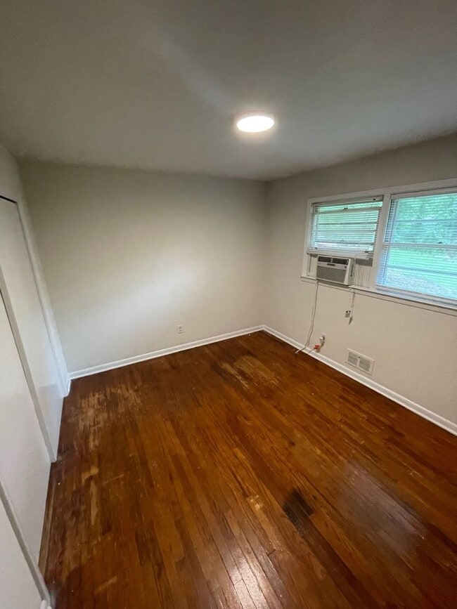 Foto del edificio - PRE-LEASING FOR AUGUST 2026! WALK TO CAMPUS!