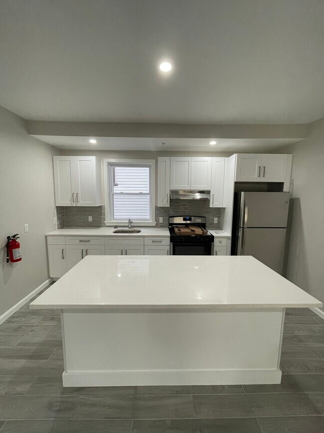 Building Photo - 133 Pearsall Ave