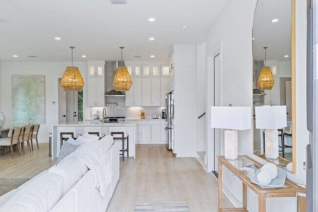 Building Photo - 68 Sarah St