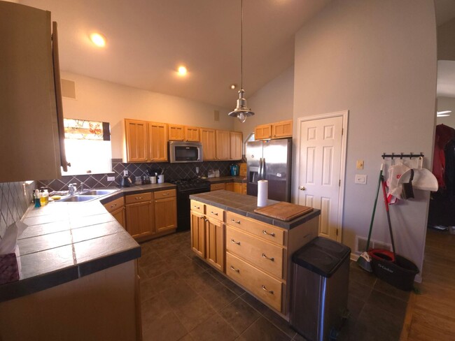 Building Photo - 2 Bedroom Craftsman Home in Longmont!