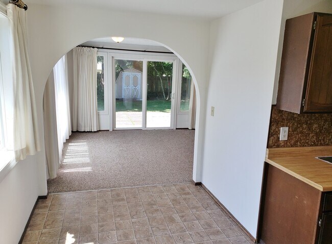 Building Photo - 338 - Don't Miss This Deal!!!