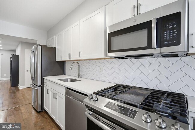 Building Photo - 422 Burbank St SE