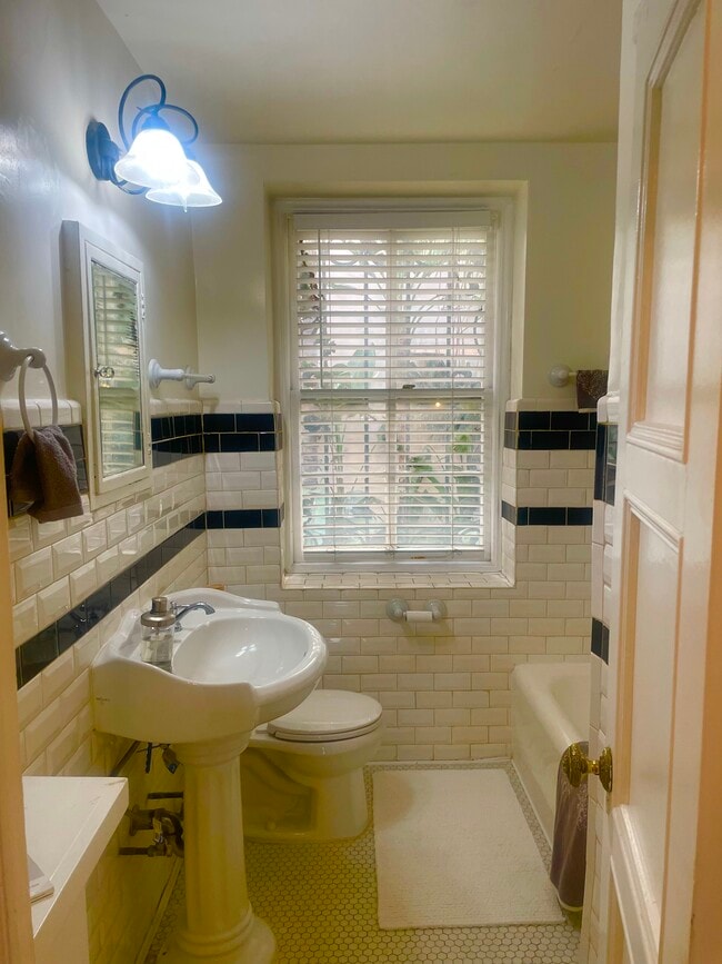 baño del estudio - Los Altos Apartments
