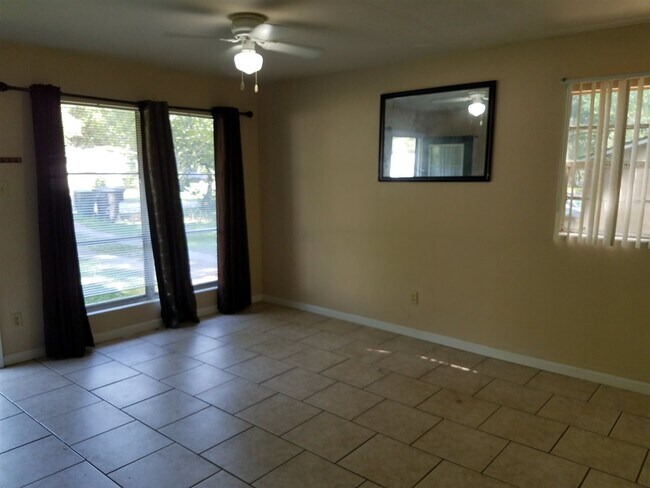 Building Photo - 810 Jacqueline Ln