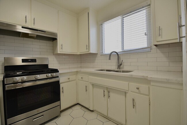 Foto del edificio - 5852 Hazeltine Ave