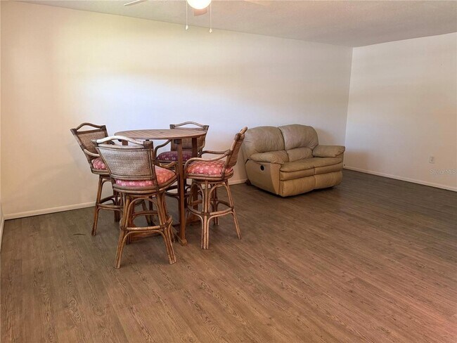 Foto del edificio - 245 Center Rd