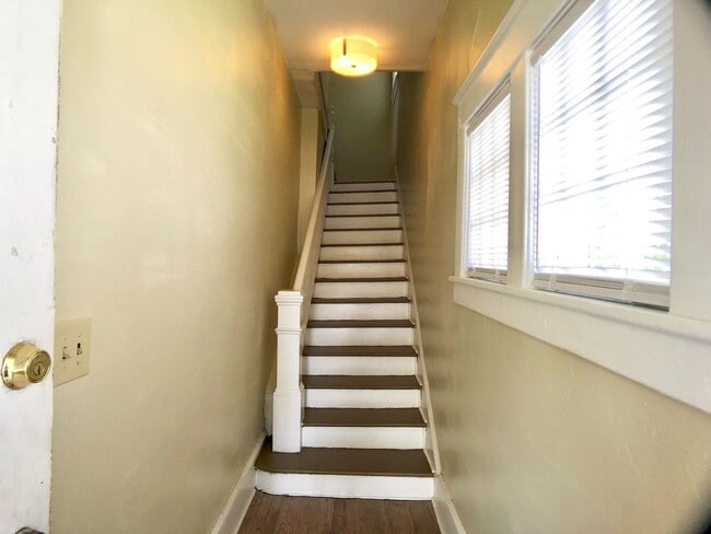 Building Photo - Great 2nd floor apt next to Greensboro College and convenient to downtown!