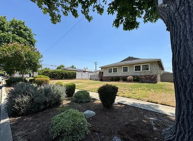 Building Photo - 1392 N 3rd Ave