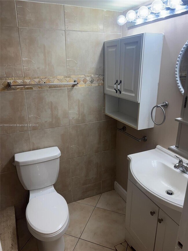 Foto del edificio - 3000 Sunrise Lakes Dr W