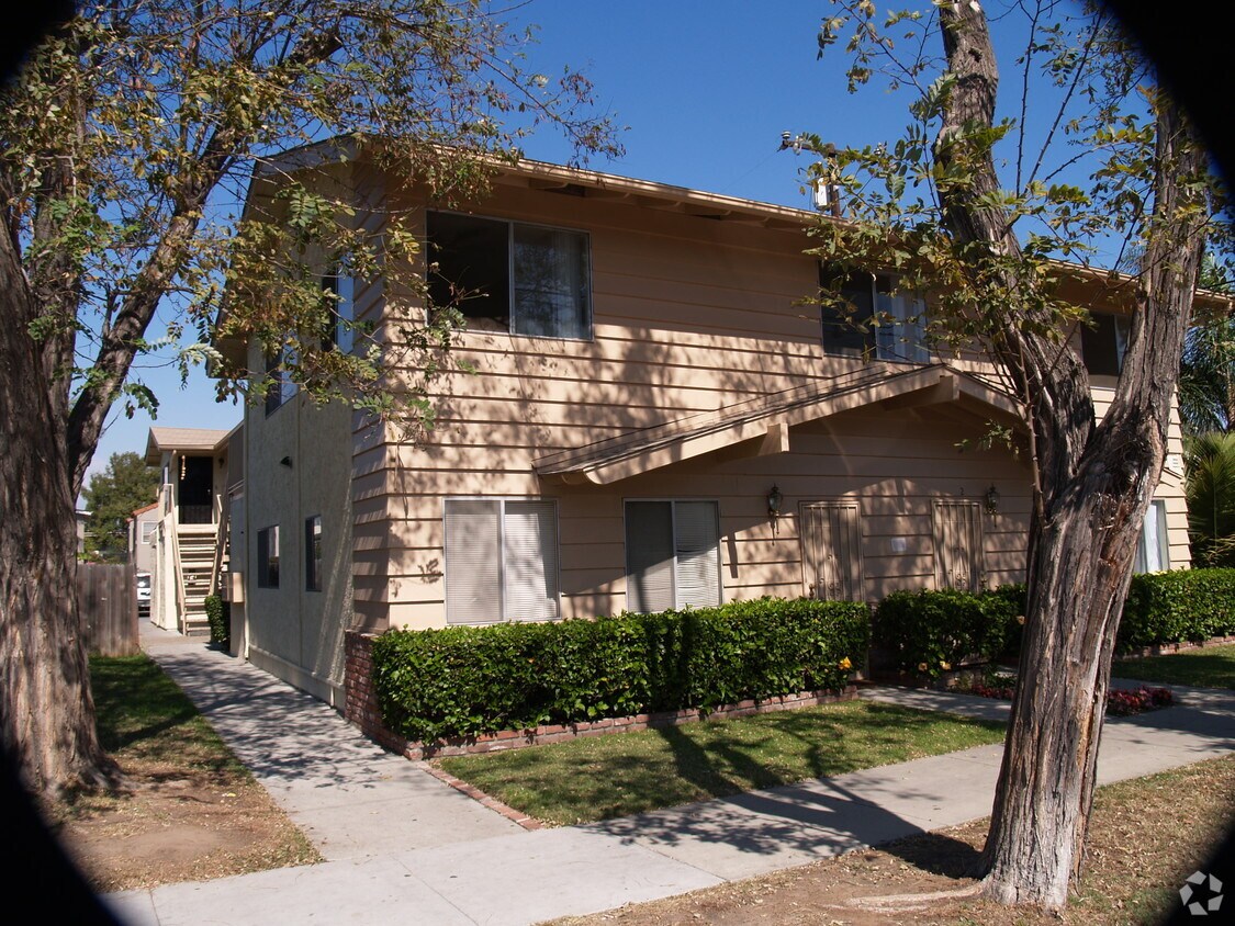 Foto del edificio - 2415 E 6th St