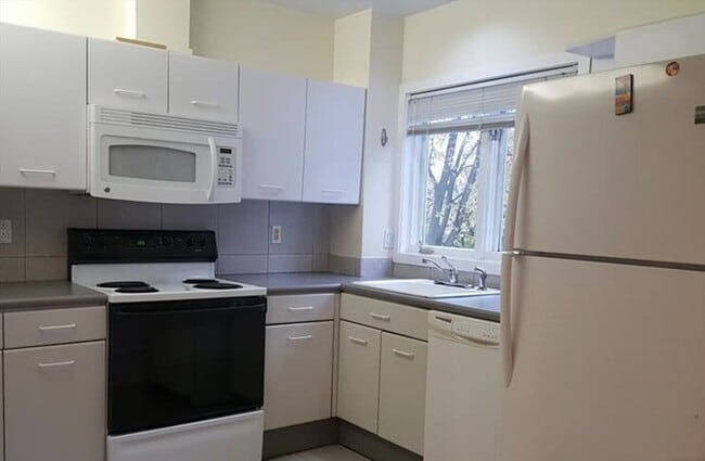 Building Photo - 121 Longwood Ave